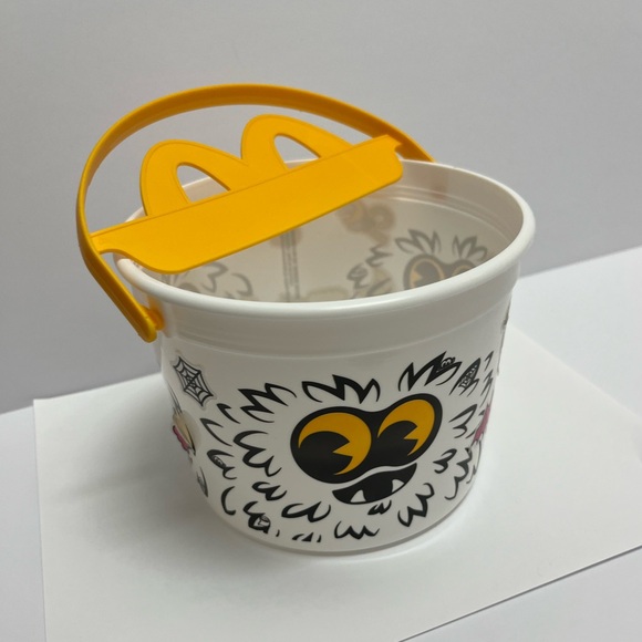 ♥️ FREE with any purchase 🙏🏽 McDonalds ⚜️👀 ⚜️ 2024 happy meal BOO bucket white - Picture 3 of 12